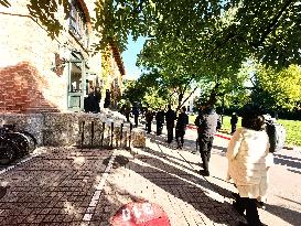 The Masses Mourn The Passing of  YANG Chen Ning in Tsinghua University