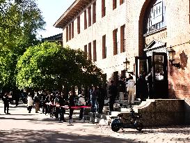 The Masses Mourn The Passing of  YANG Chen Ning in Tsinghua University