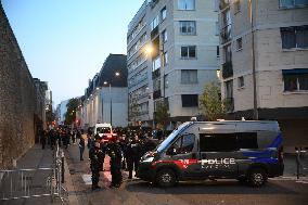 Awaiting Sarkozy s Arrival at La Sante Prison - Paris