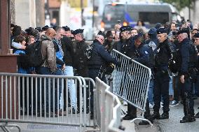 Awaiting Sarkozy s Arrival at La Sante Prison - Paris