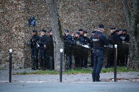 Awaiting Sarkozy s Arrival at La Sante Prison - Paris