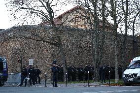 Awaiting Sarkozy s Arrival at La Sante Prison - Paris