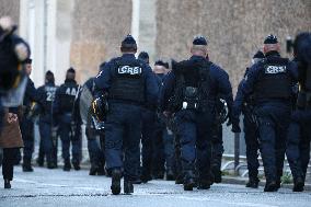 Awaiting Sarkozy s Arrival at La Sante Prison - Paris