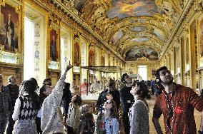 Robbery at the Louvre Museum - French Crown Jewels - Paris