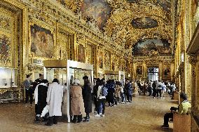 Robbery at the Louvre Museum - French Crown Jewels - Paris