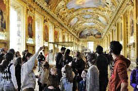 Robbery at the Louvre Museum - French Crown Jewels - Paris