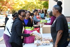 Food Distribution for Unpaid Federal Employees During the Shutdown - USA