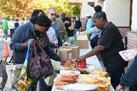 Food Distribution for Unpaid Federal Employees During the Shutdown - USA