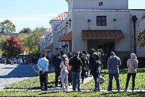 Food Distribution for Unpaid Federal Employees During the Shutdown - USA