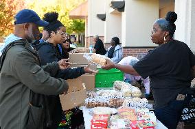 Food Distribution for Unpaid Federal Employees During the Shutdown - USA