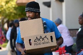 Food Distribution for Unpaid Federal Employees During the Shutdown - USA
