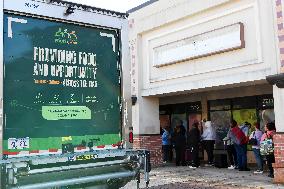 Food Distribution for Unpaid Federal Employees During the Shutdown - USA
