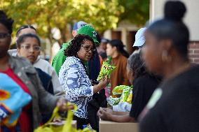 Food Distribution for Unpaid Federal Employees During the Shutdown - USA