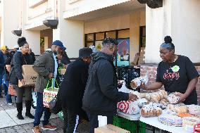 Food Distribution for Unpaid Federal Employees During the Shutdown - USA