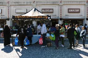 Food Distribution for Unpaid Federal Employees During the Shutdown - USA