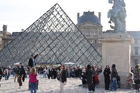 Louvre Museum Reopened Three Days After the Burglary - Paris