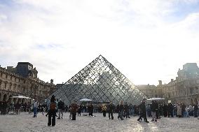 Louvre Museum Reopened Three Days After the Burglary - Paris