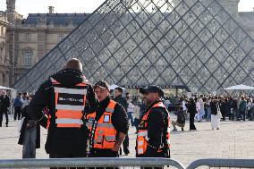 Louvre Museum Reopened Three Days After the Burglary - Paris