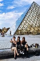 Illustration - Louvre - Paris