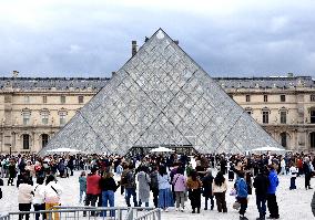 Louvre Museum Reopened Three Days After The Burglary - Paris