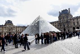 Louvre Museum Reopened Three Days After The Burglary - Paris