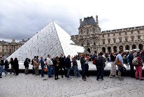 Louvre Museum Reopened Three Days After The Burglary - Paris