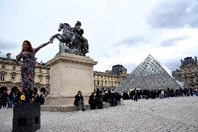 Louvre Museum Reopened Three Days After The Burglary - Paris