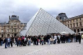 Louvre Museum Reopened Three Days After The Burglary - Paris