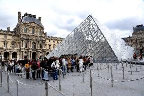 Louvre Museum Reopened Three Days After The Burglary - Paris
