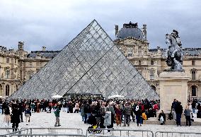 Louvre Museum Reopened Three Days After The Burglary - Paris