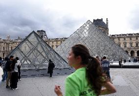 Louvre Museum Reopened Three Days After The Burglary - Paris