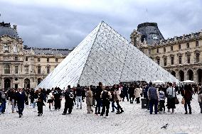 Louvre Museum Reopened Three Days After The Burglary - Paris