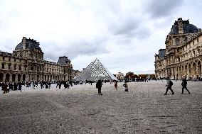 Louvre Museum Reopened Three Days After The Burglary - Paris