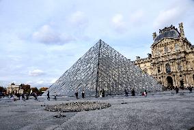 Louvre Museum Reopened Three Days After The Burglary - Paris