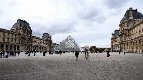 Louvre Museum Reopened Three Days After The Burglary - Paris