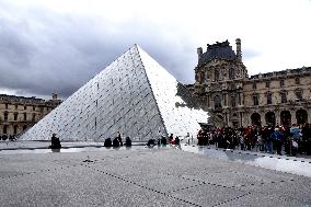 Louvre Museum Reopened Three Days After The Burglary - Paris
