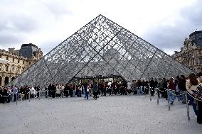 Louvre Museum Reopened Three Days After The Burglary - Paris