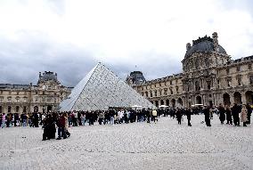 Louvre Museum Reopened Three Days After The Burglary - Paris
