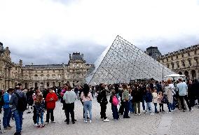 Louvre Museum Reopened Three Days After The Burglary - Paris