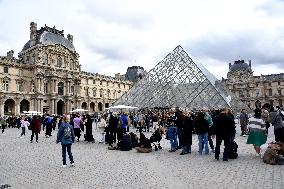 Louvre Museum Reopened Three Days After The Burglary - Paris