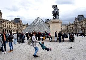 Louvre Museum Reopened Three Days After The Burglary - Paris