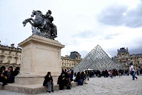Louvre Museum Reopened Three Days After The Burglary - Paris