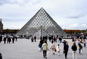Louvre Museum Reopened Three Days After The Burglary - Paris