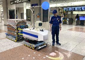 Transport robot demonstration at central Japan station
