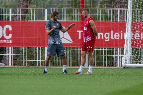 Paul Pogba Undergoes Medical Treatment During Training - La Turbie