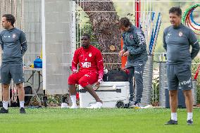 Paul Pogba Undergoes Medical Treatment During Training - La Turbie