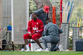 Paul Pogba Undergoes Medical Treatment During Training - La Turbie