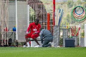 Paul Pogba Undergoes Medical Treatment During Training - La Turbie
