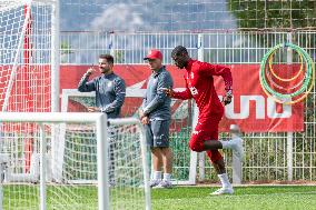 Paul Pogba Undergoes Medical Treatment During Training - La Turbie