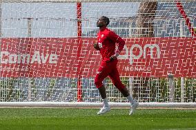 Paul Pogba Undergoes Medical Treatment During Training - La Turbie